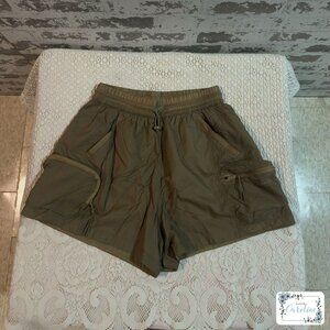 Outdoor Voices Windbreaker Short 3" in Elmwood, XS